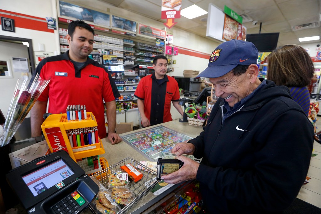 Rafael Escobar compra sus boletos del Powerball. /AURELIA VENTURA