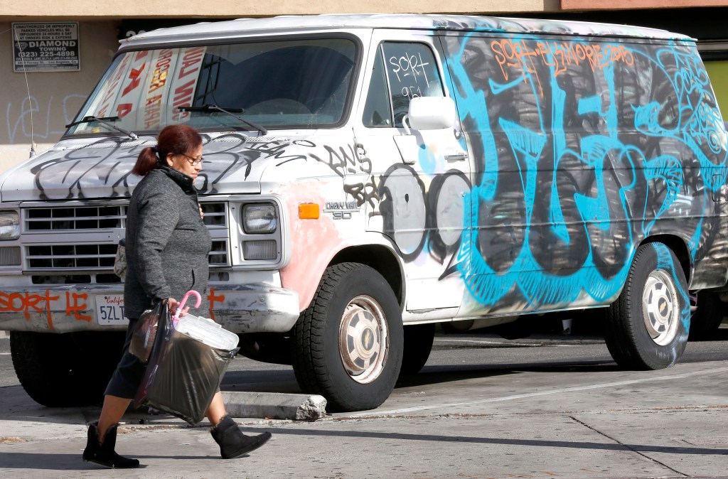 Paredes, carteles y hasta carros, ningún lugar se escapa de la pinta de graffiti. /AURELIA VENTURA