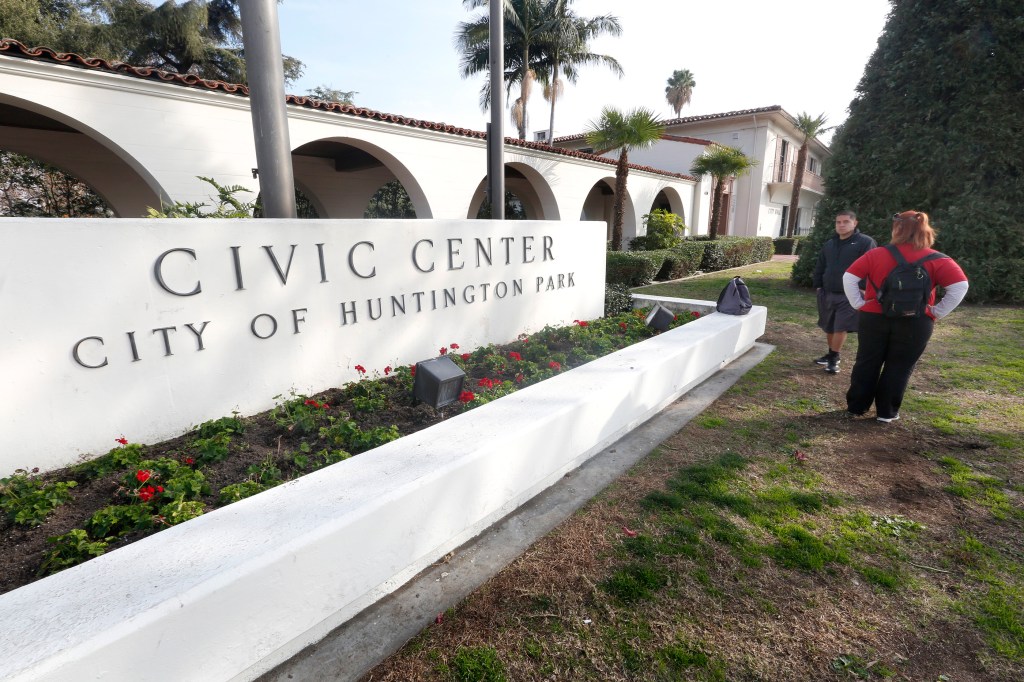 Un grupo de personas han pedido destituir a cuatro de los cinco concejales en el Cabildo de Huntington Park. /AURELIA VENTURA 