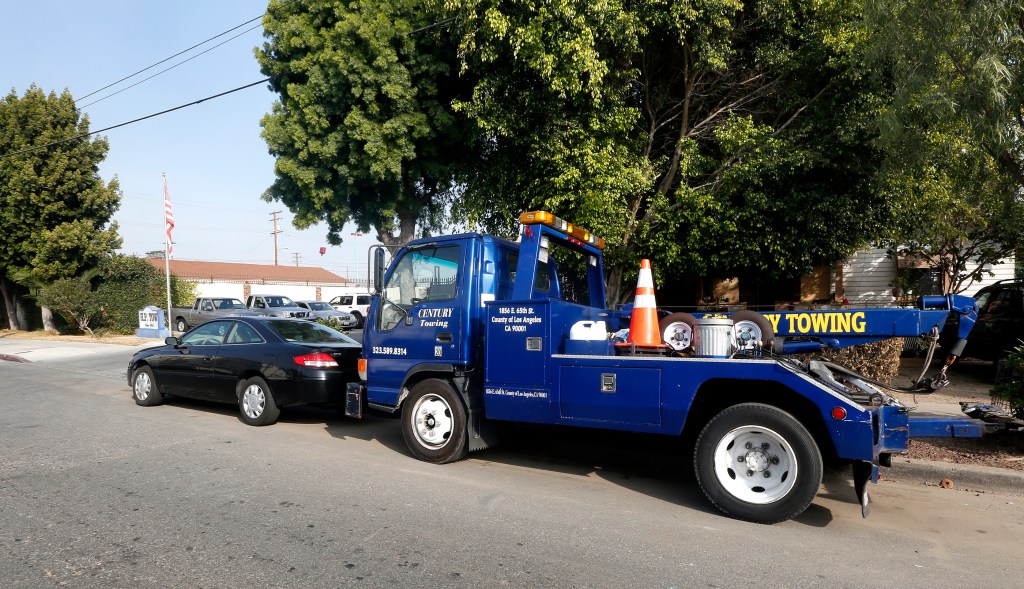 01/14/16 / HUNTINGTON PARK/A tow truck parked outside the HP Tow company in Huntington Park. HP Tow, a company in Huntington Park that towed and stored impounded vehicles for the city Police Department are accused of seeking to bribe a city councilman, according to FBI officials.   (Photo by Aurelia Ventura/La Opinion)