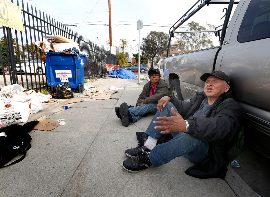 Cada vez son más los latinos que acampan en las calles angelinas.