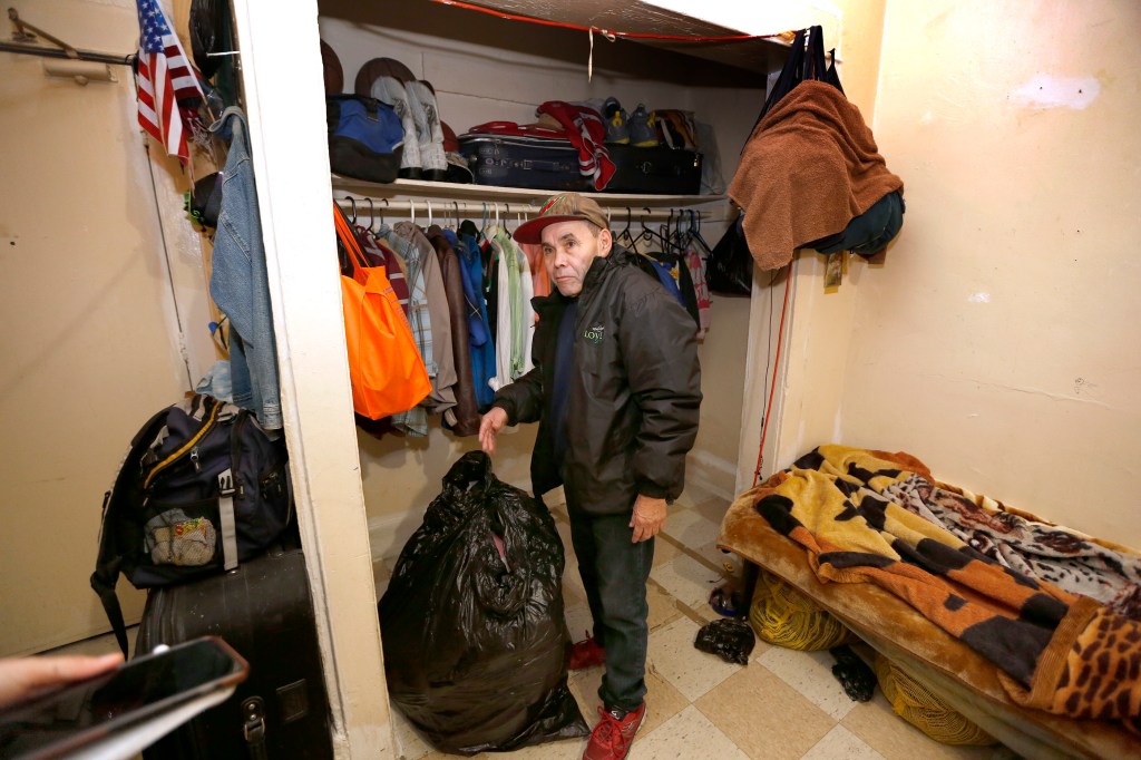 Bernardino González comparte su minúsculo departamento con dos inmigrantes de Guatemala.(Aurelia Ventura)