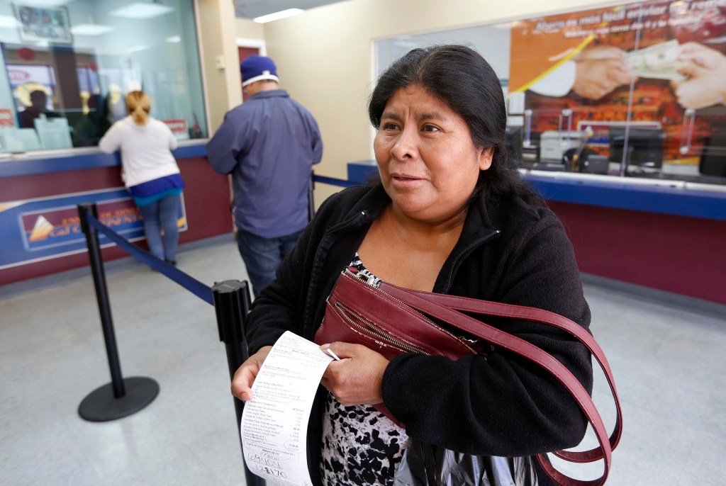 Teresa García dice que su madre le cuenta que ante la caída del peso, todo cuesta más en México. /AURELIA VENTURA