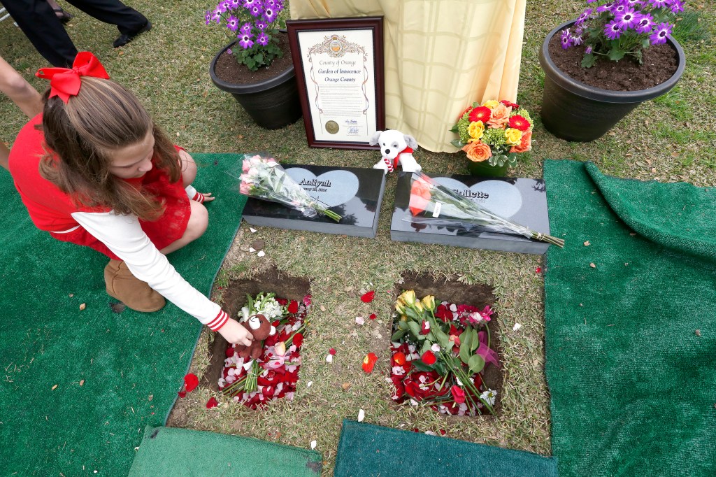 01/23/16 / ORANGE/Aailyah and Collette, two abandoned baby girls are buried during a public ceremony at the Garden of Innocence during the 1st memorial service at El Toro Memorial Park in Orange County. Several dozen volunteers, who never met the baby girls, paid their respects during an emotional ceremony. The Garden of Innocence has given decent burials to 301 abandoned children since 1999. (Photo by Aurelia Ventura/La Opinion)