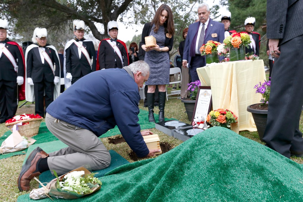 01/23/16 / ORANGE/Aailyah and Collette, two abandoned baby girls are buried during a public ceremony at the Garden of Innocence during the 1st memorial service at El Toro Memorial Park in Orange County. Several dozen volunteers, who never met the baby girls, paid their respects during an emotional ceremony. The Garden of Innocence has given decent burials to 301 abandoned children since 1999. (Photo by Aurelia Ventura/La Opinion)