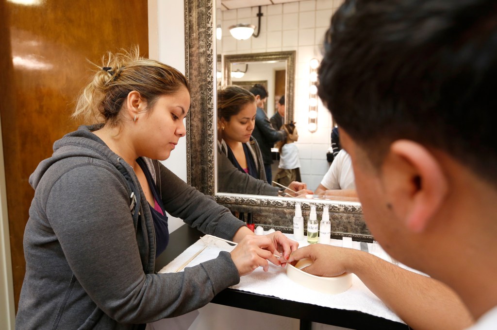 Yadira Hernandez practica cómo hacer manicure en la escuela Cosmetica de Downey. / Aurelia Ventura