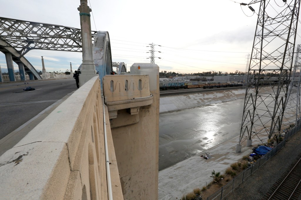 El puente pasa sobre el río Los Ángeles y la autopista 10. /AURELIA VENTURA