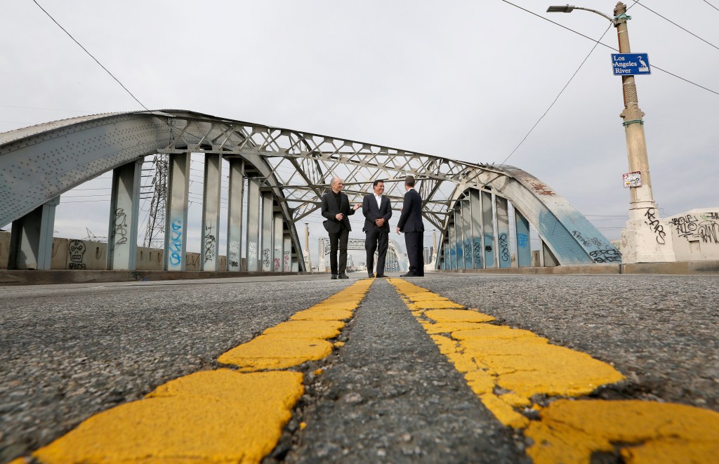 El arquitecto Michael Maltzan (L), el concejal José Huizar, y el ingeniero de la ciudad Garry Lee Moore (R) en un simbólico último paseo por el icónico puente de la Calle Sexta. Fotos: Aurelia Ventura