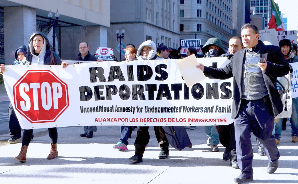 Activistas e inmigrantes han salido a las calles de Chicago para pedir que paren las redadas y cesen las deportaciones. 