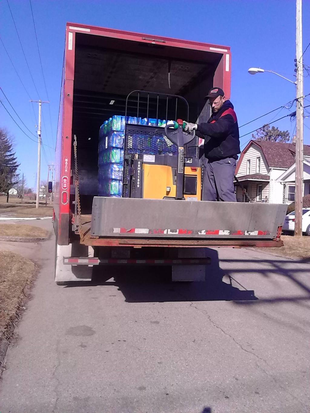"Mission of Hope", liderada por el pastor Bobby Jackson, recibe donaciones de agua que llegan a diario en camiones a sus tres depósitos en Flint. 