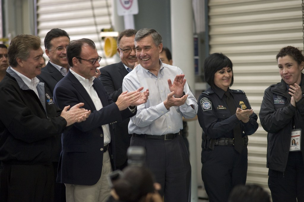 Autoridades de México y EEUU durante la ceremonia de inauguración del programa de preinspección de carga en la garita de Otay Mesa, California.