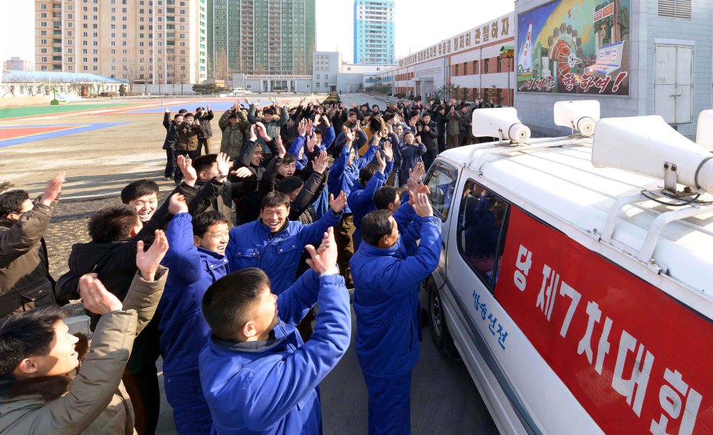 orcoreanos celebran la noticia de que su país realizó una exitosa prueba con una bomba de hidrógeno.