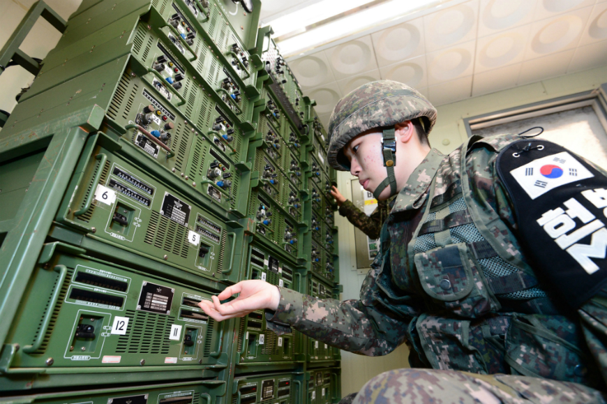 Soldados surcoreanos ajustan los equipos de transmisión de una sala de control en la frontera intercoreana.