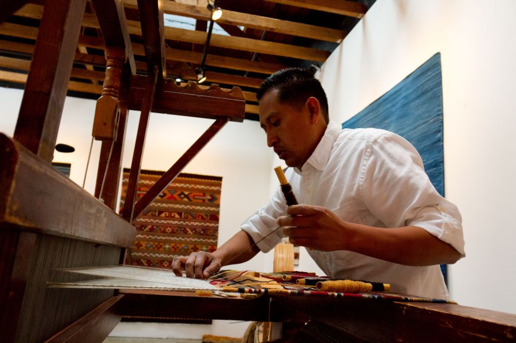Porfirio Gutiérrez teje una de sus obras en su taller en la ciudad de Ventura, California.