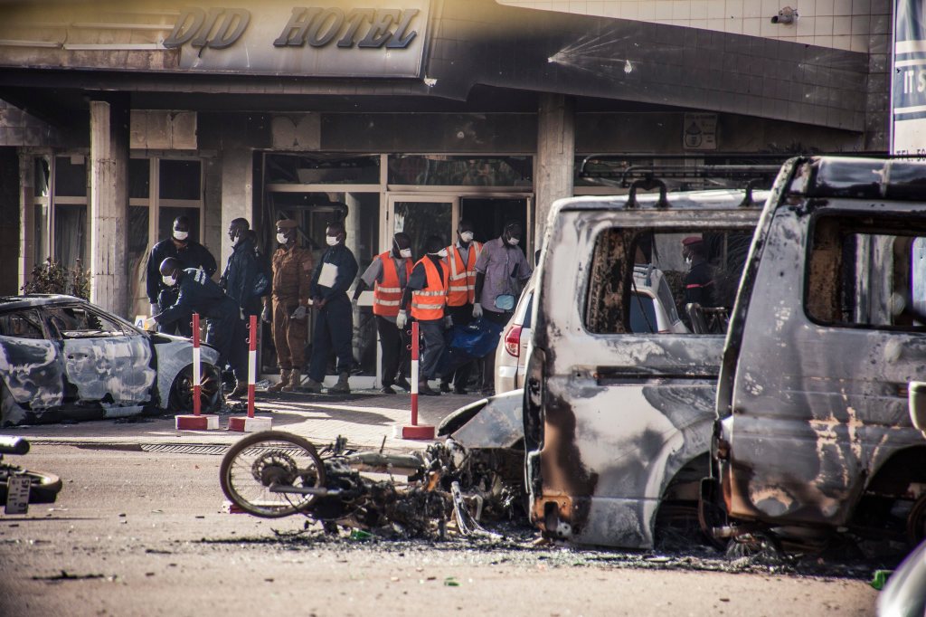 Los investigadores llevan el cuerpo de una de las personas fallecidas fuera del Hotel Splendid en Ouagadougou, Burkina .