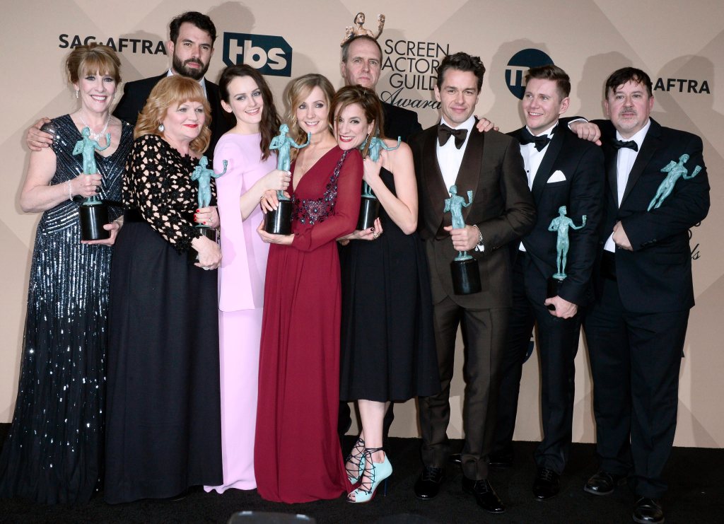 Los miembros del elenco de 'Downton Abbey' posan con el premio SAG por "Mejor Interpretación de un Reparto en una Serie Dramática". Foto: EFE