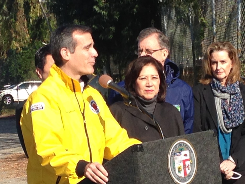 El alcalde Erick Garcetti y la Supervisora Hilda Solis anuncian fondos federales para prevenir inundaciones.