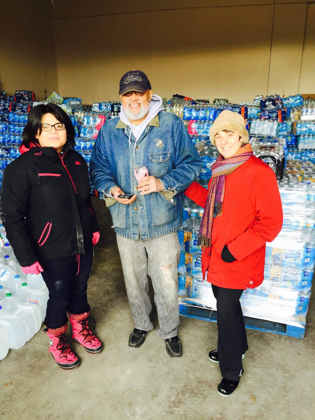 El pastor Bobby Jackson, con un par de voluntarias.