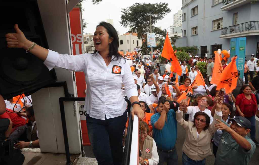 La líder del partido Fuerza Popular, Keiko Fujimori, saluda a sus simpatizantes.