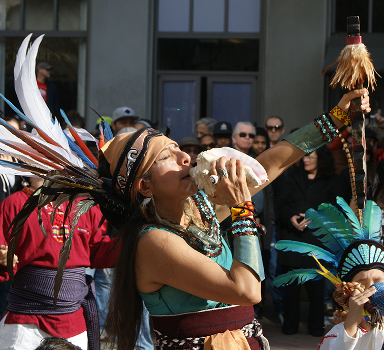 Patricia Juárez, directora del grupo de danzas ceremoniales aztecas Calpully Huey Papalotl, estuvo presente en una marcha, donde ella y el grupo realizaron danzas y ceremonias en honor y memoria a Martin Luther King. 