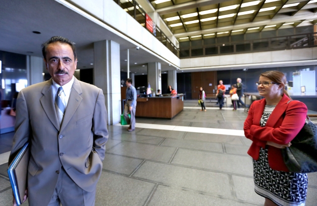 Richard Alarcón y su esposa, Flora Montes de Oca, durante el juicio en su contra en Los Ángeles. /AURELIA VENTURA