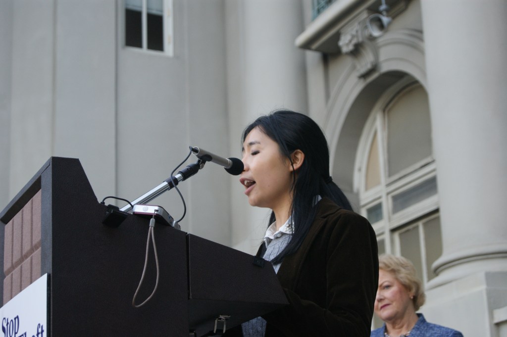 Ying Wu es investigadora de trabajos públicos de la Oficina del Comisionado Laboral de California.