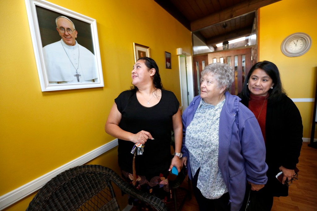 Aún sin boletos para los eventos del Papa Francisco, estas mujeres dicen que su mera presencia hará un milagro en México. /AURELIA VENTURA