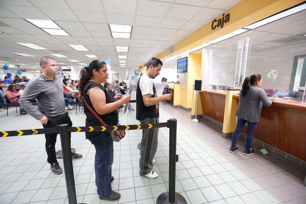 02/08/16 /LOS ANGELES /Claudia Romero (2/L) is one of the first Mexicans living in Los Angeles that applies to receive her Mexican voting credentials at the Los Angeles Mexican consulate. (Photo by Aurelia Ventura/La Opinion)