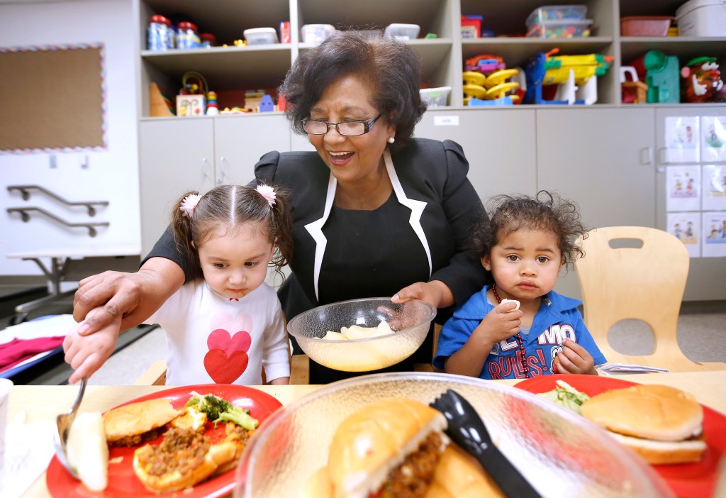 02/11/16 / LOS ANGELES/Katty Hernandez participates in the unveiling during a press conference at the Los Angeles Trade-Technical College Child Development Center, a new child care program. Los Angeles Trade-Technical College (LATTC)Êand SEIU launched an innovative program to train childcare workforce in Los Angeles. Workers in early care and education in Los Angeles will be able to earn college credit, engage in career training, and simultaneously receive wage increases. (Photo by Aurelia Ventura/La Opinion)