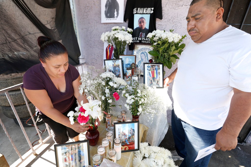 Los padres de José Méndez han creado un altar en su honor a la entrada de su casa. /AURELIA VENTURA