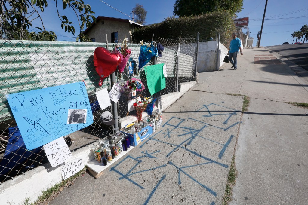 Un altar en honor de José Méndez decora la esquina de las calles Lorena y 6th, donde el joven fue abatido a tiros por un agente del LAPD. /AURELIA VENTURA
