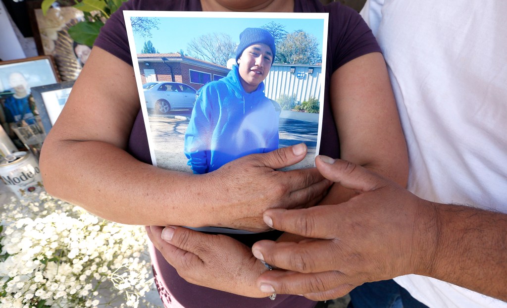 Los padres sostienen una foto de su hijo. /AURELIA VENTURA