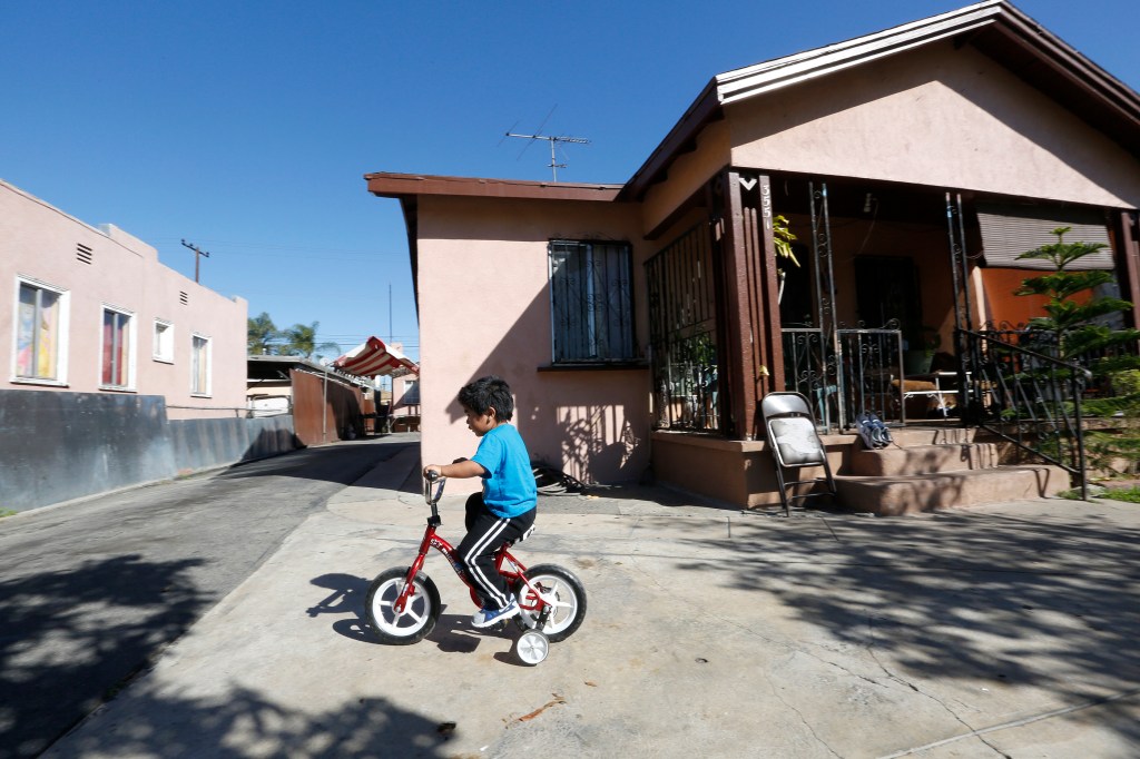 Alex Jiménez de 6 años juega en el patio de la casa de sus padres, cuya tierra fue removida por alta concentración de plomo. /AURELIA VENTURA