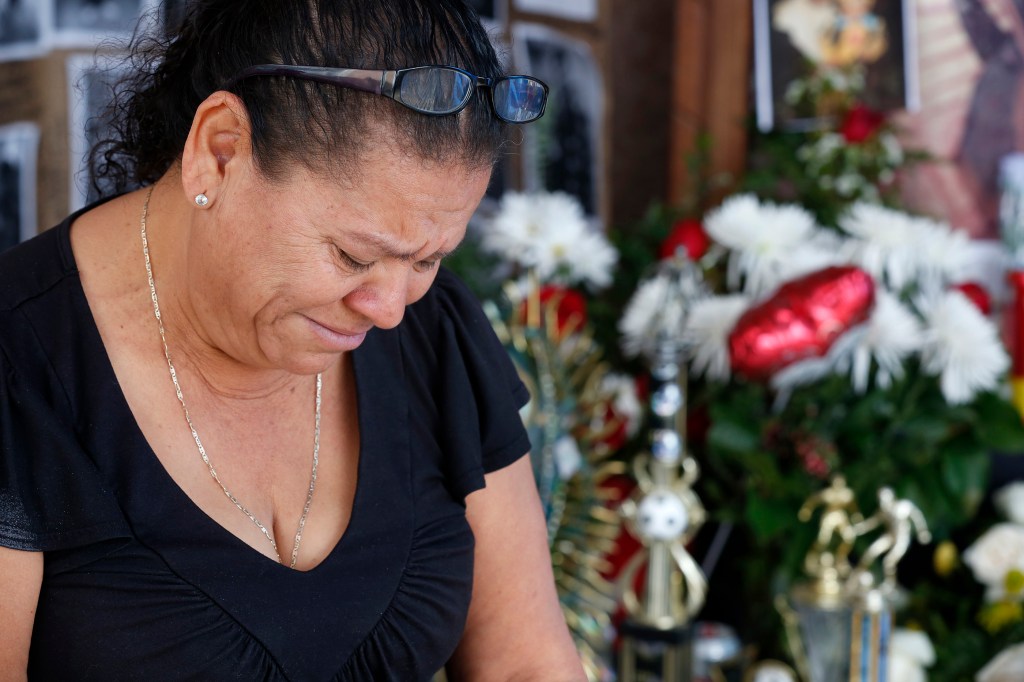 Estela Rodríguez llora la muerte de su hijo a manos del Sheriff el Día del Amor y la Amistad. /AURELIA VENTURA
