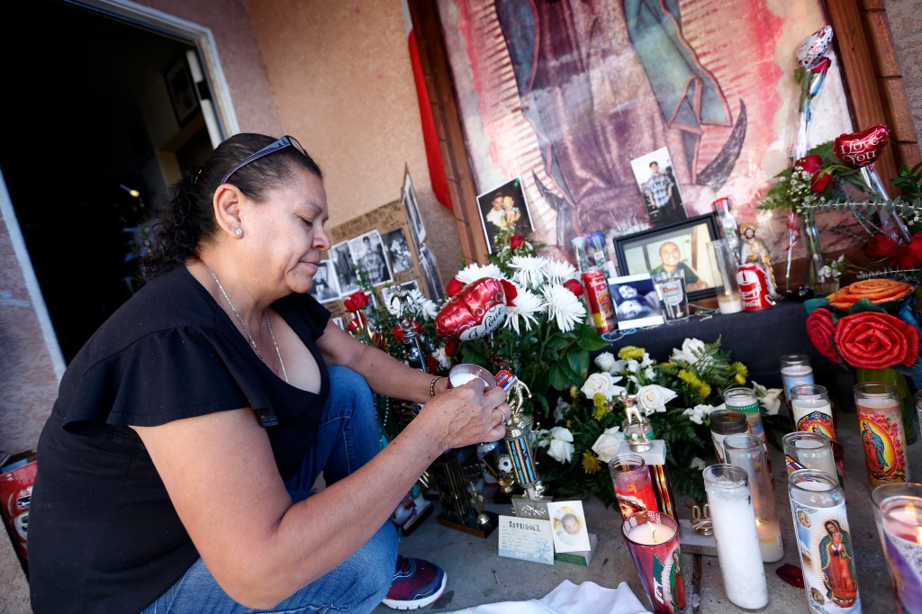 Estela Rodríguez enciende una vela en honor de su hijo. /AURELIA VENTURA