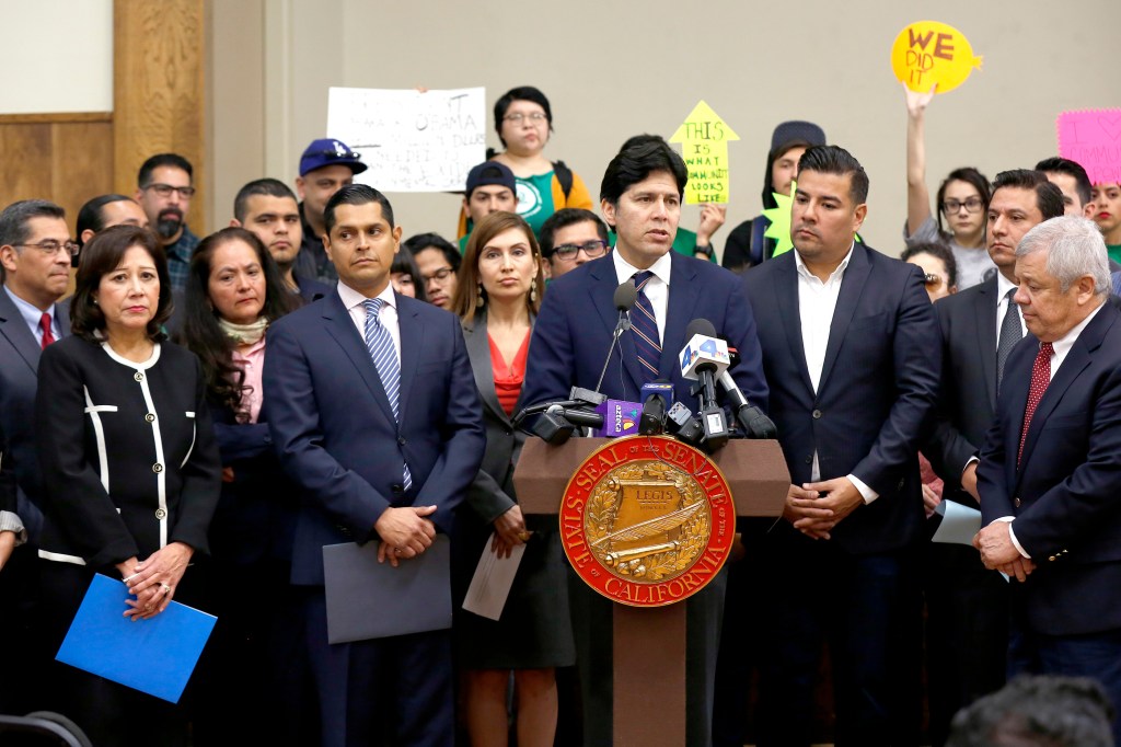 El presidente del Senado estatal, Kevin de León, celebró ayer con otras autoridades los fondos destinados para la limpieza de contaminantes a causa de la planta de baterías Exide. /AURELIA VENTURA