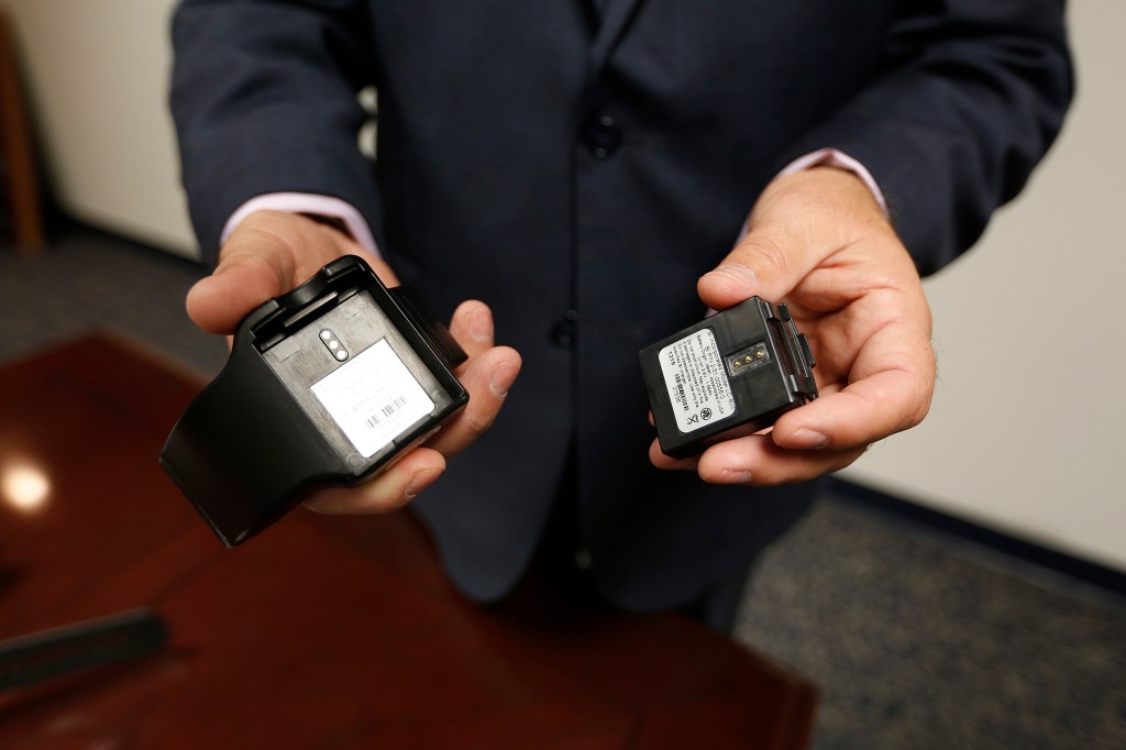 02/24/16 /LOS ANGELES / Jorge Field, assistant field office director for the U.S. Immigration and Customs Enforcement, discuss the new and improved electronic ankle monitor. (Photo by Aurelia Ventura/La Opinion)
