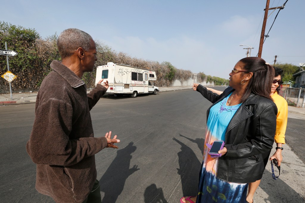 02/29/16 /LOS ANGELES /(left to right) South Los Angeles neighbors Kirk Edmond, ÒCookieÓ June Richard and Ruth Morales are joining forces to speak out on the illegal dumping, prostitution, drugs and homeless encampments in their neighborhood. (Photo by Aurelia Ventura/La Opinion)