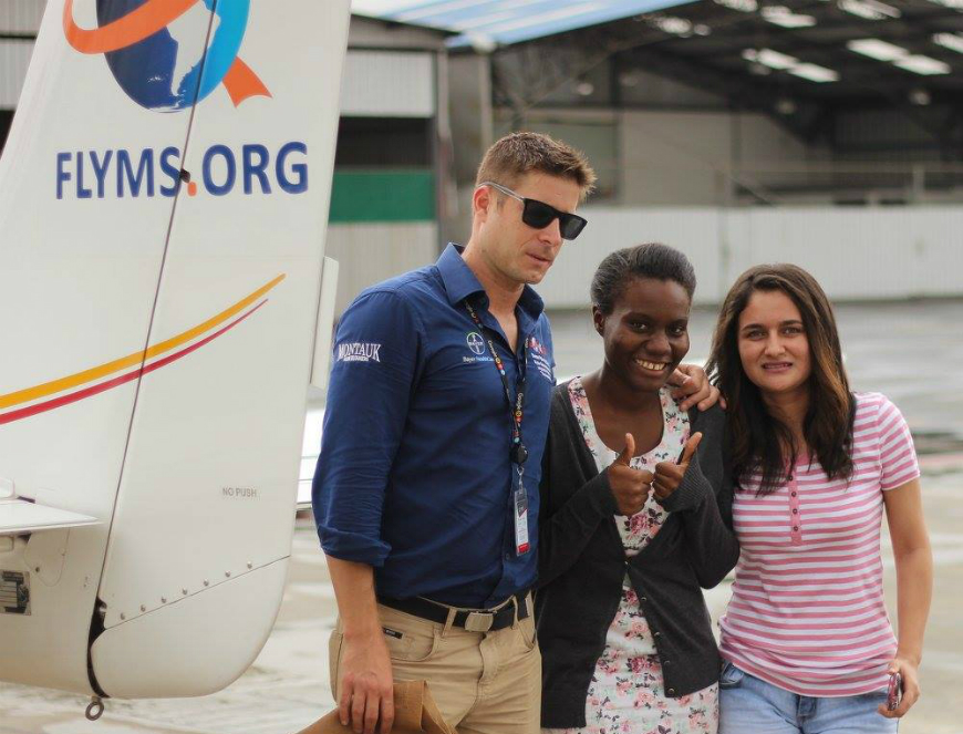 Melanie Hurtado (der) se acercó a la avioneta en Guayaquil. 