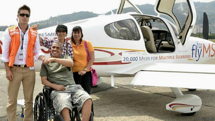 En Colombia los pilotos arrancaron una sonrisa a Carlos Enrique Pabón, quien además de padecer EM es sordomudo. 