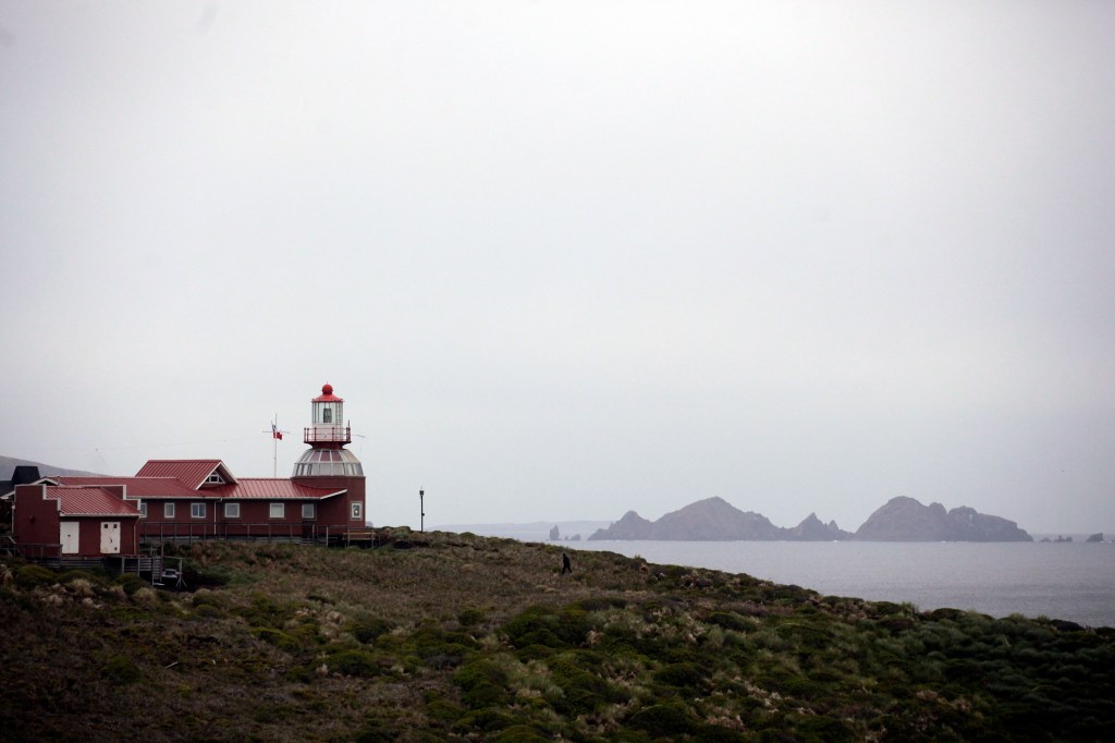 El faro ubicado en la Isla de Hornos, donde vive el sargento de la Armada de Chile José Aguayo junto a su familia.