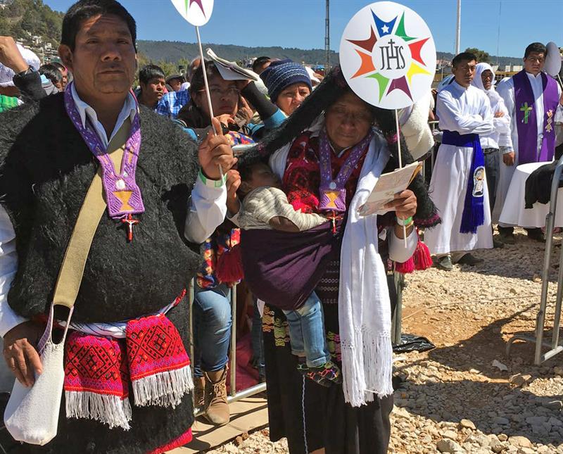 Indígenas de Chiapas acuden a la misa del papa Francisco.