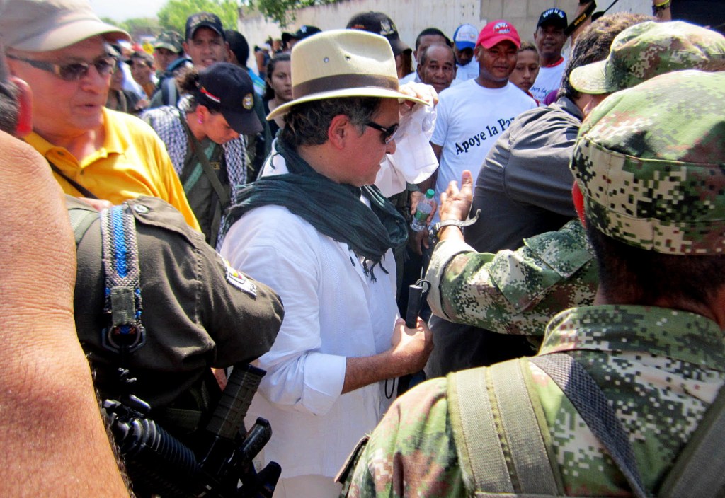 El integrante de las FARC Seuis Pausivas Hernández (c), alias Jesús Santrich, también estuvo en la aldea de Conejo, en La Guajira.