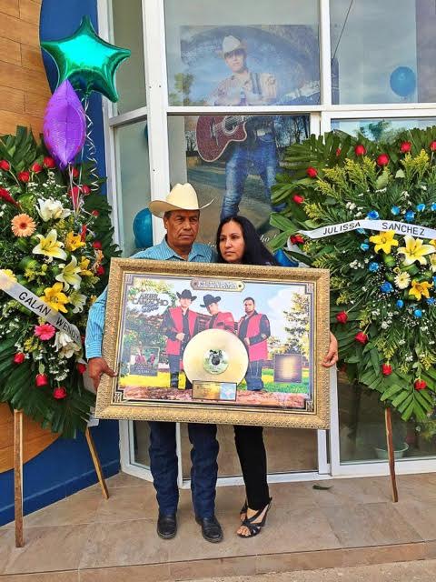 Los padres de Ariel, Benito Camacho y Reynalda Barraza, a metros de la tumba de su hijo hoy en Sinaloa. 