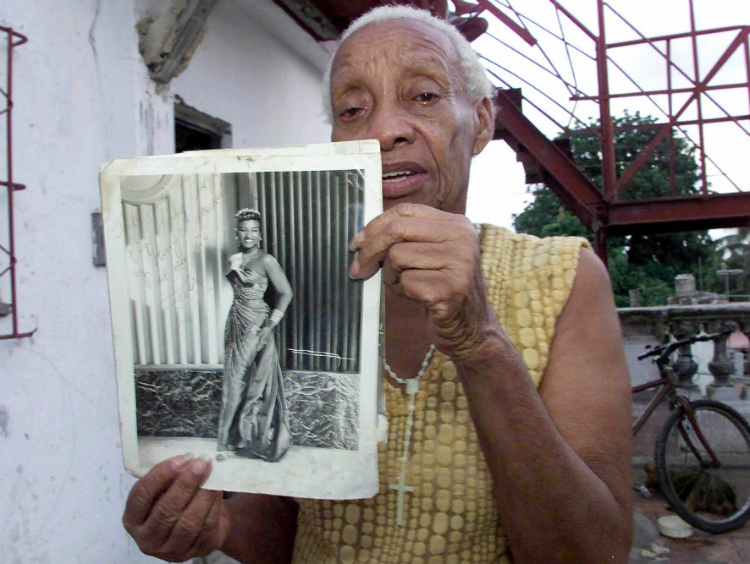 La hermana de la artista, Dolores, muestra un retrato de los comienzos de Celia en Cuba.