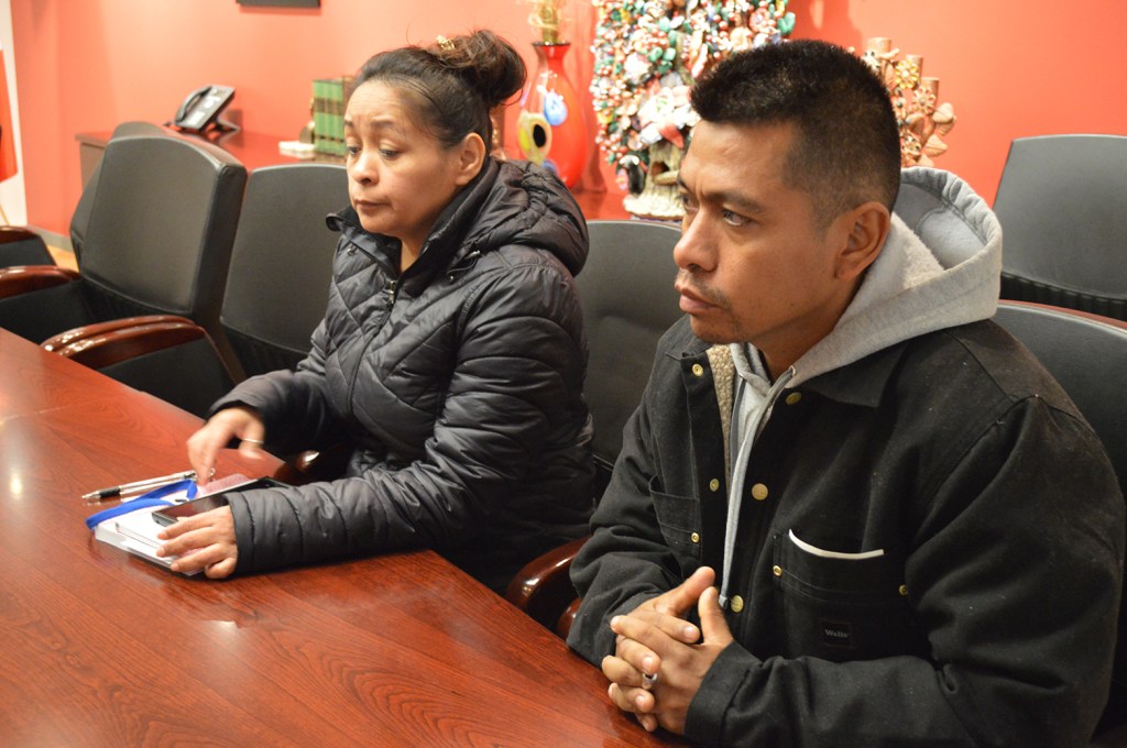Manuel Armando Cruz estará en Chicago hasta el jueves. Su hermana Nancy Cruz lo acompañó durante la entrevista.