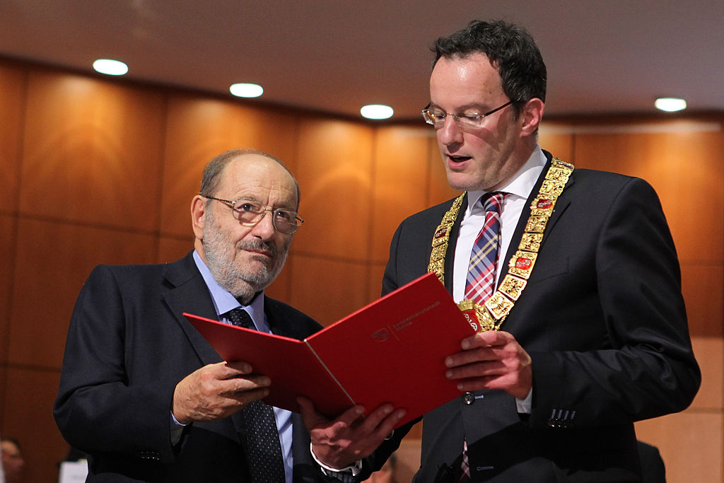 Umberto Eco recibiendo le premio Gutenberg de manos del alcalde de la ciudad alemana de Mainz, Michael Ebling, el 2 de october de 2014.