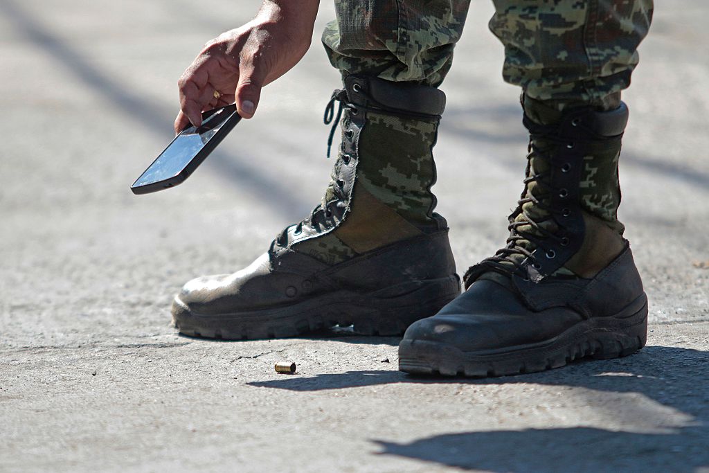 Un soldado mexicano toma una foto de un casquillo de bala en la escena del crimen en Acapulco, estado de Guerrero, México. PEDRO PARDO/AFP/Getty Images