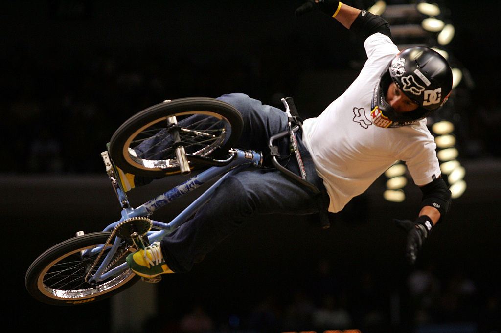 Dave Mirra hace un giro sin sujetar el timón en la competencia Bike Stunt Vert durante los ESPN X-Games en agosto 6, 2004 en el Staples Center de Los Angeles, California. Mirra terminó en primer lugar.
