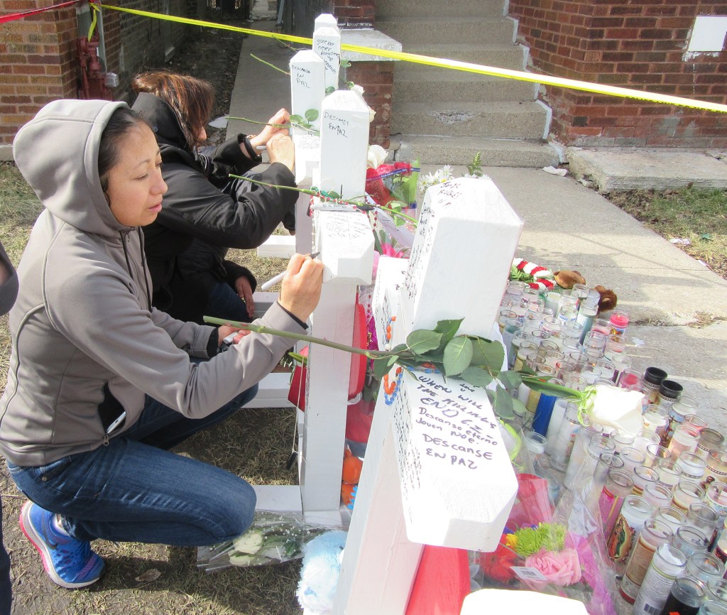 "Descansa Herminia, Te queremos. God Bless, RIP", decía uno de los mensajes escritos en las cruces frente a la casa ubicada en South California en Gage Park.